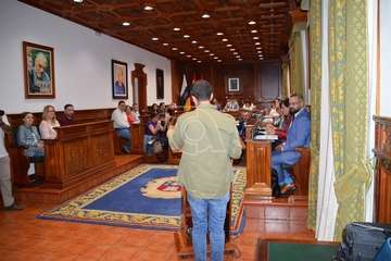 El periodista teldense Gaumet Florido leyó este jueves en el Pleno municipal el Manifiesto Institucional por el Día Internacional de las Mujeres (Foto TA y Francisco J. Santana)